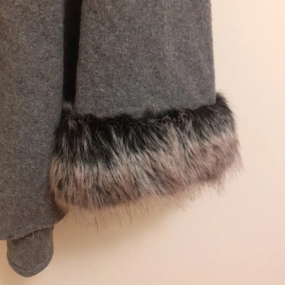 Grey Fur Shawl - Picture 3 of 4